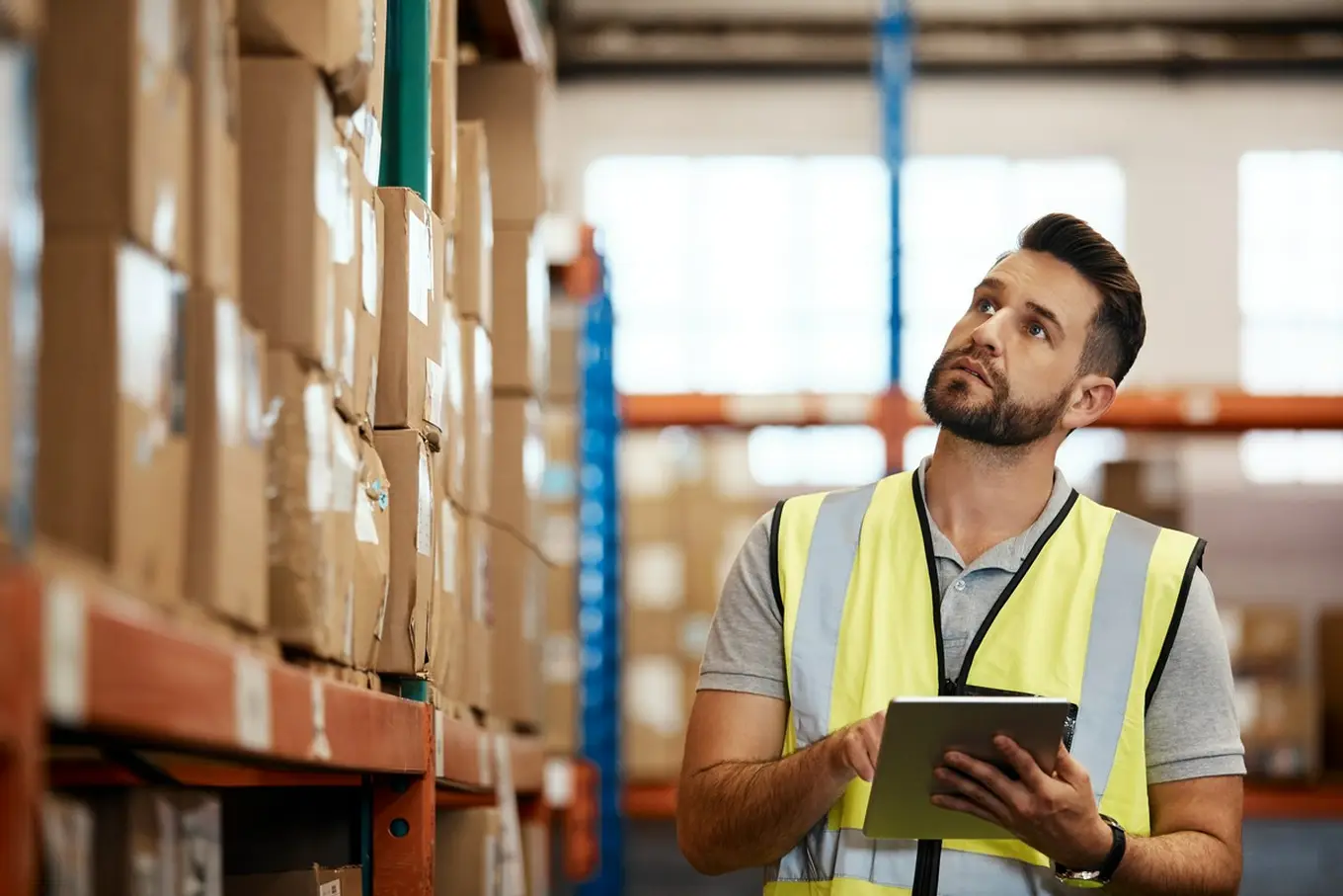 mężczyzna w magazynie